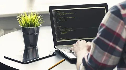 En person skriver på bærbar datamaskin